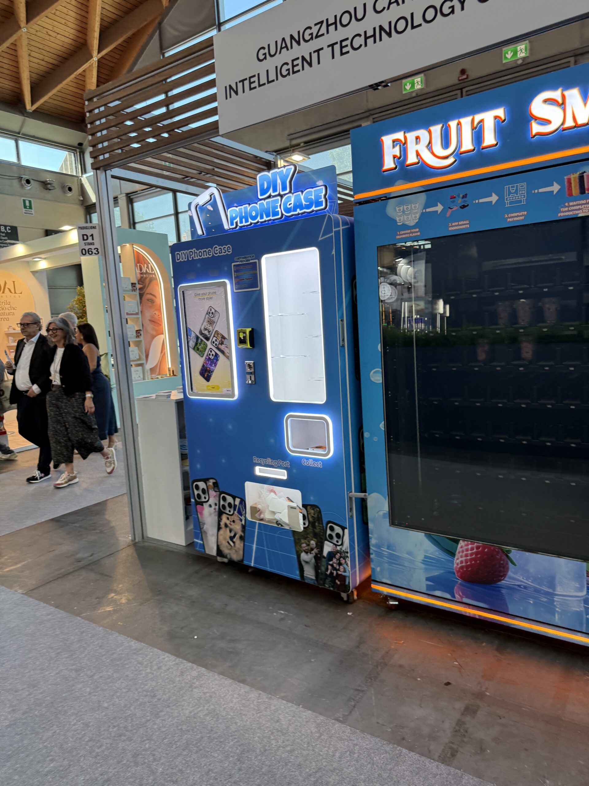 Smoothie vending machine that blends real frozen fruit into a fresh smoothie